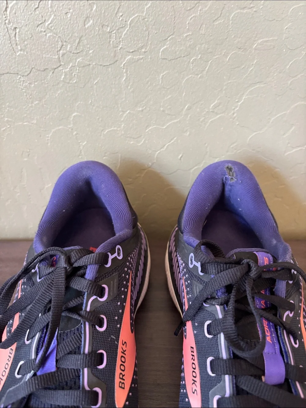 Brooks Adrenaline GTS 22 Road Running Black Purple Peach Sneakers Size 10.5